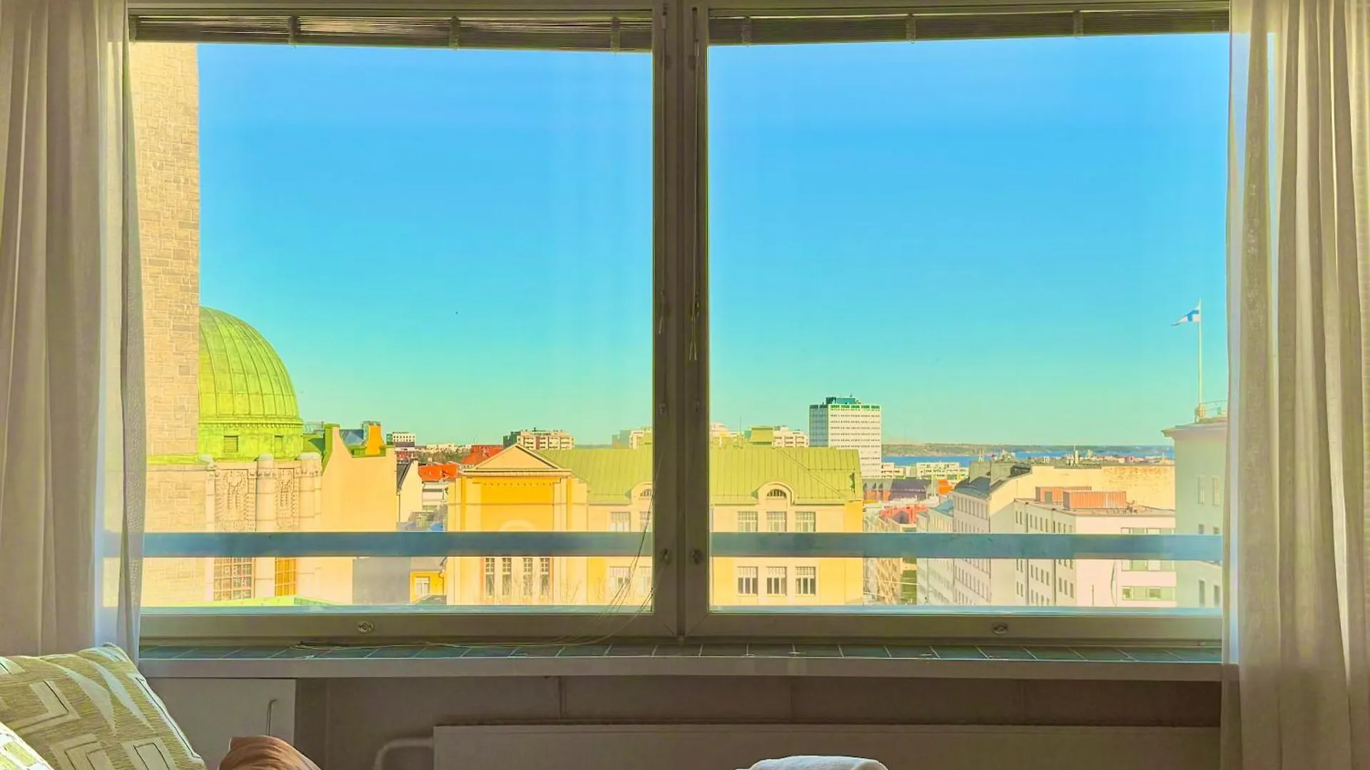 Top Floor Getaway In Central Helsinki - Church & Sea View